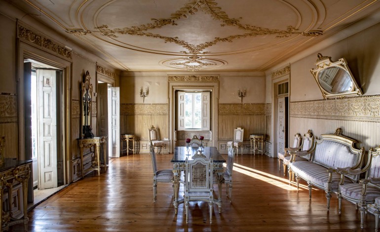 É a primeira vez em mais de dez anos que a companhia com sede em Tomar apresenta em público a peça baseada no conto de Karen Blixen. O cenário é o solar da Quinta do Amparo, em Leiria