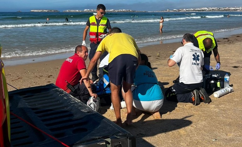 mulher-sentiu-se-mal-e-foi-assistida-na-praia-da-cova-da-alfarroba-em-peniche