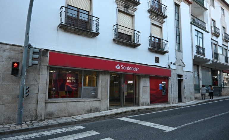 populacao-de-mira-de-aire-contesta-fecho-de-unica-agencia-bancaria-da-freguesia