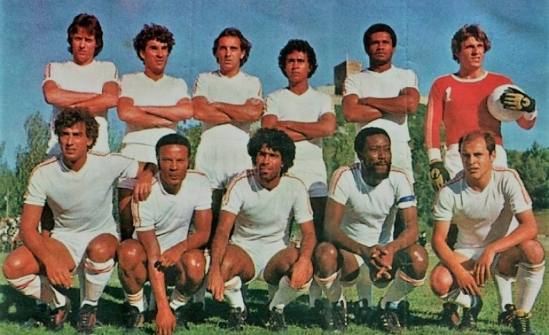 Na fila de cima, Jorge Jesus é o primeiro jogador à esquerda, na época 1979/80