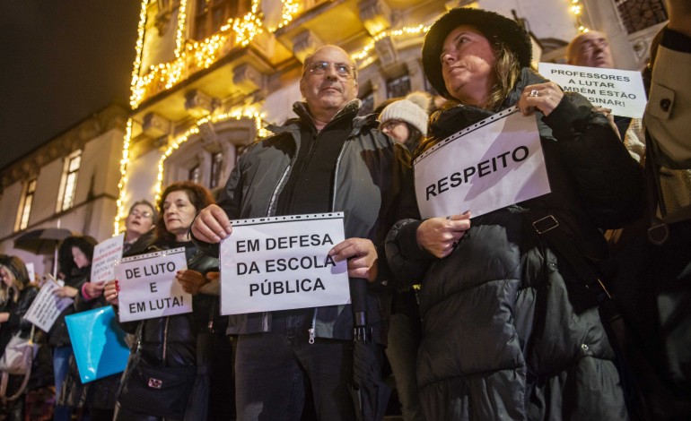 professores-concentram-se-a-porta-da-camara-de-leiria-em-protesto