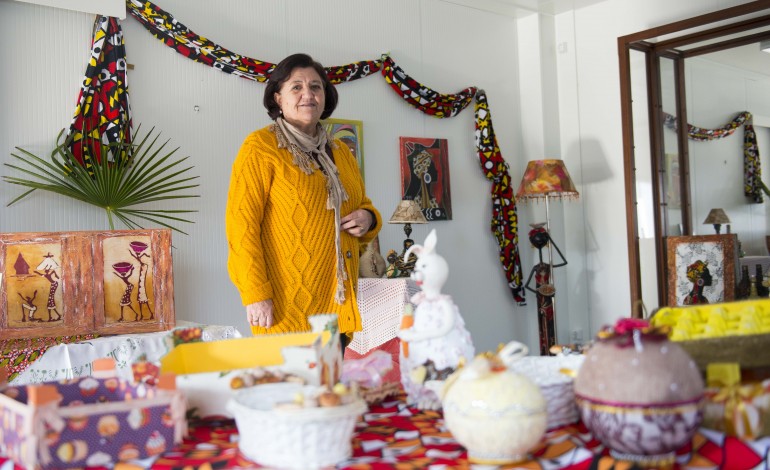 Fátima Mendonça, que vive no bairro desde o início, está ligada ao atelier de arte do projecto Viver Melhor