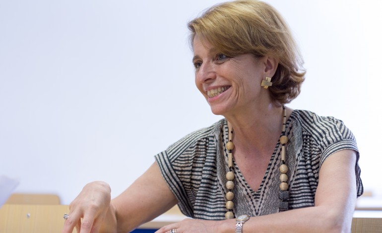 escritora-isabel-alcada-entre-os-oradores-da-encontro-municipal-de-educacao-na-marinha-grande