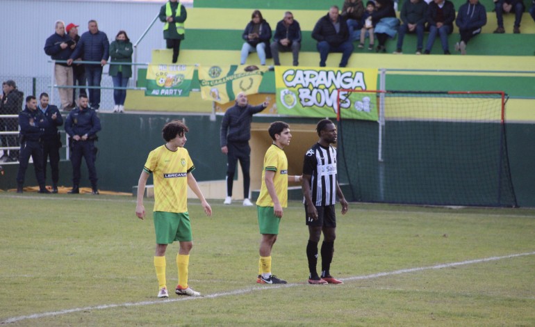 Caranga Boys organizam cânticos e não falham um jogo do Caranguejeira