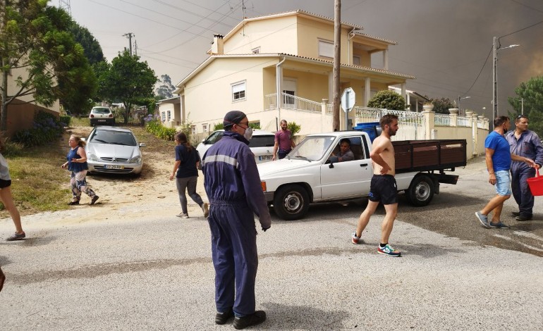 Incêndio cortou o IC2 e a A1 na freguesia da Boa Vista