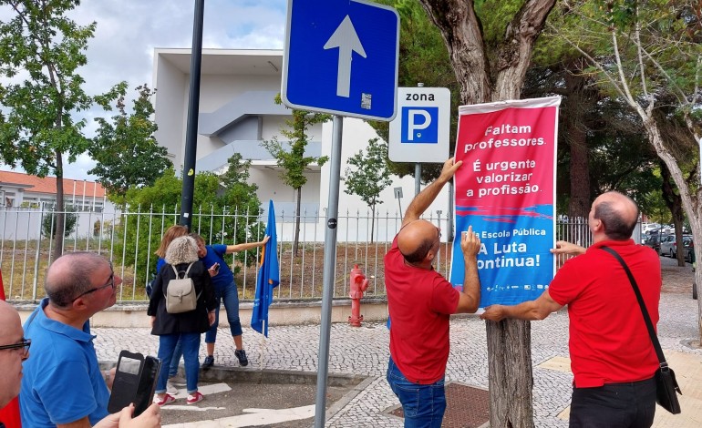 Professores concentraram-se em frente à Escola Secundária Francisco Rodrigues Lobo