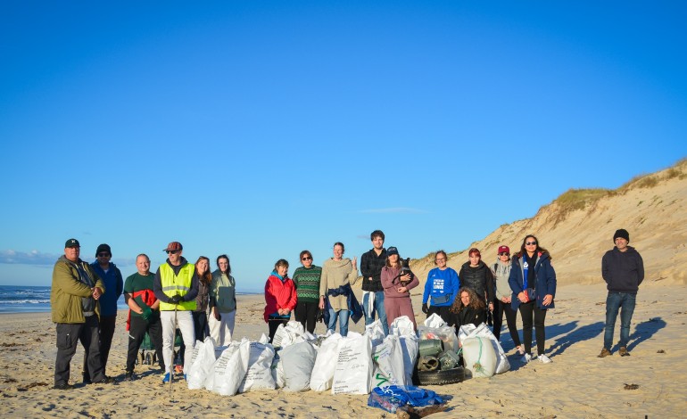 voluntarios-retiram-255-quilos-de-lixo-da-praia-do-samouco