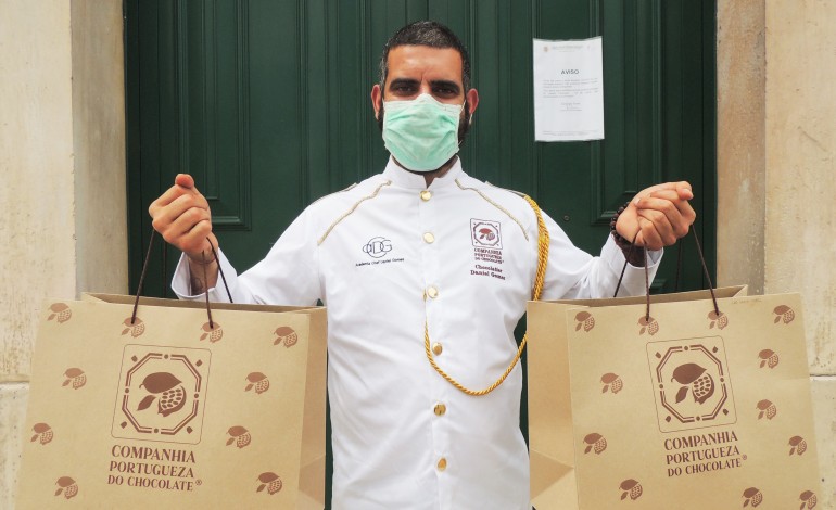 Daniel Gomes ofereceu chocolates aos meninos do internato masculino e meninas do lar de Santa Isabel