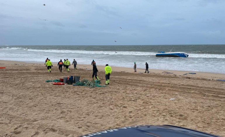 embarcacao-de-pesca-encalha-com-seis-pessoas-a-bordo