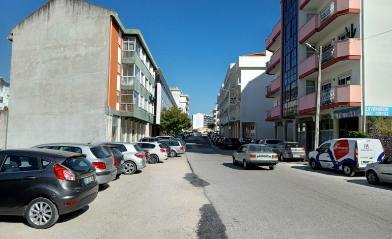 obras-na-av-humberto-delgado-em-leiria-paradas-a-espera-de-estacionamento-provisorio