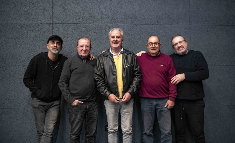 tem-mais-de-60-e-acabam-de-gravar-um-single-o-rock-ingoles-soa-como-verao-na-praia-do-pedrogao