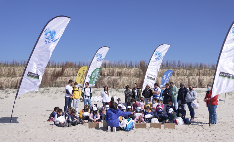 criancas-participam-em-accao-de-limpeza-na-praia-do-baleal-com-o-pingo-doce