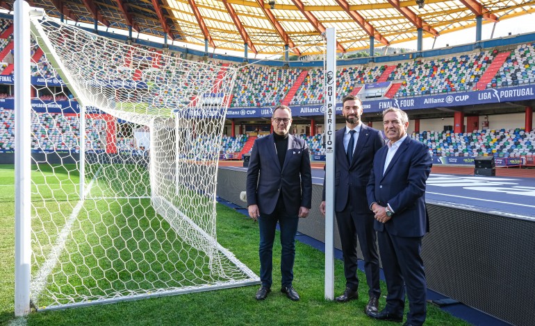 Baliza norte do estádio tem o nome do antigo guarda-redes