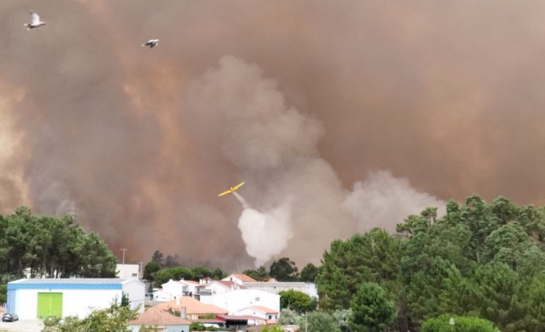 Incêndio cortou o IC2 e a A1 na freguesia da Boa Vista