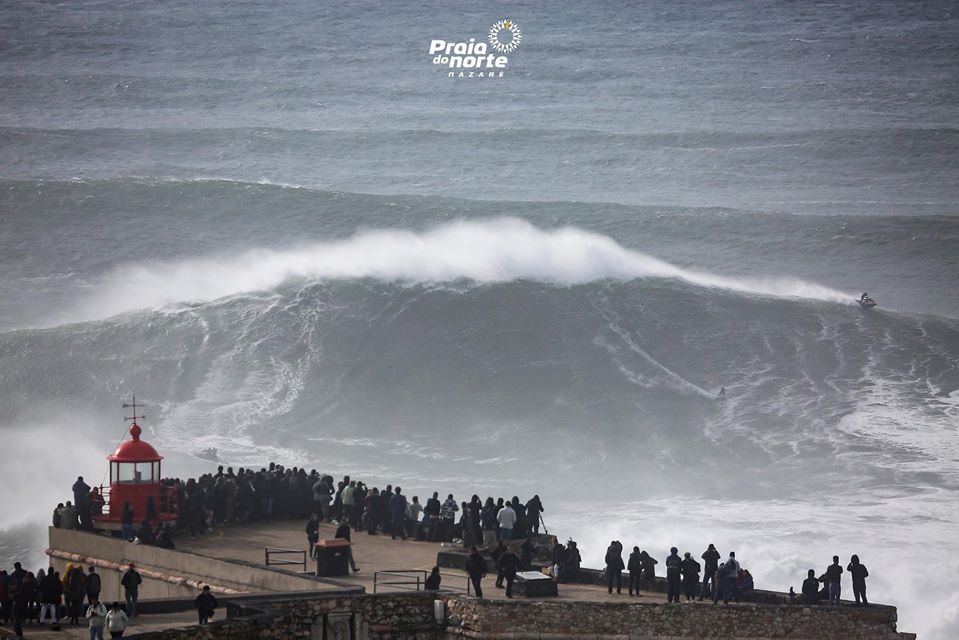 As imagens sempre incríveis de um dia de ondas grandes na Nazaré