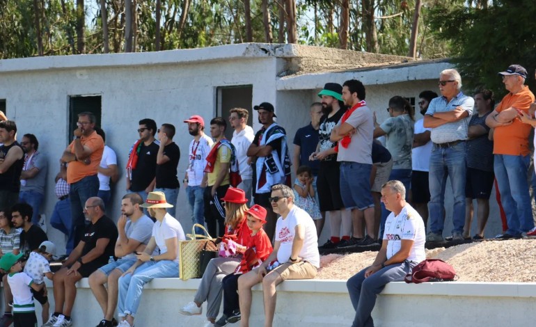 Uma centena de apoiantes viram ontem pela primeira vez, na nova época, 22 jogadores em acção no relvado