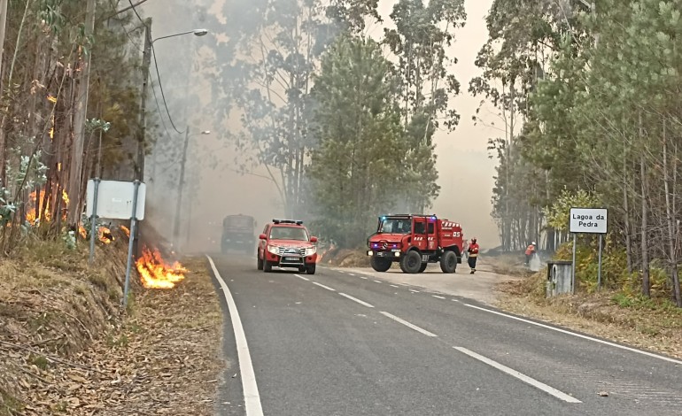 aldeia-do-lavradio-cercada-pelo-fogo-em-ourem