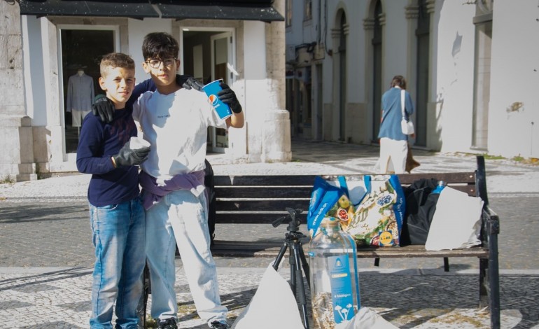 voluntarios-retiram-cerca-de-5500-beatas-da-praca-rodrigues-lobo-em-leiria