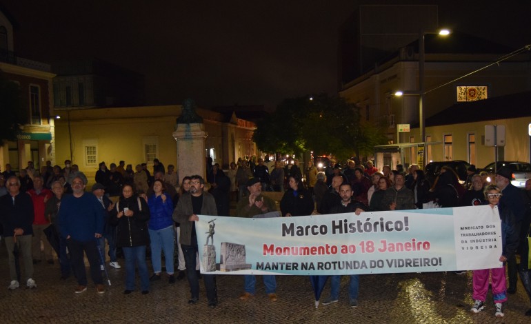 chuva-nao-demove-manifestantes-que-continuam-a-lutar-pela-estatua-na-rotunda