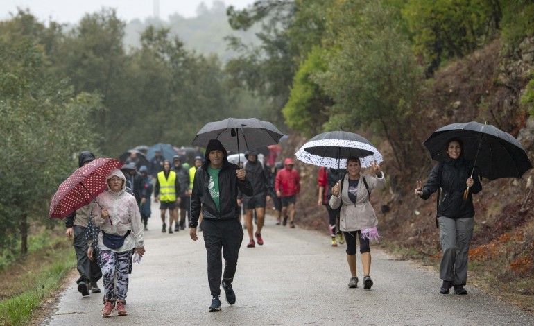 No último domingo, centenas de pessoas não se deixaram intimidar pela chuva e caminharam até Fátima