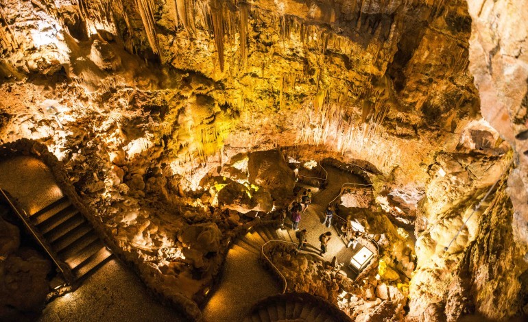 grutas-de-mira-de-aire-retomam-visitas-apos-dois-dias-de-encerramento