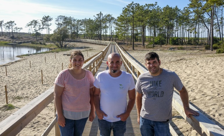 Luísa, Virgílio e André são três dos amigos que têm ajudado a renascer a lagoa da Ervedeira e zona envolvente