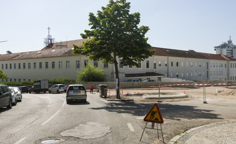 nova-rotunda-alterada-para-manter-arvore-nos-capuchos-em-leiria