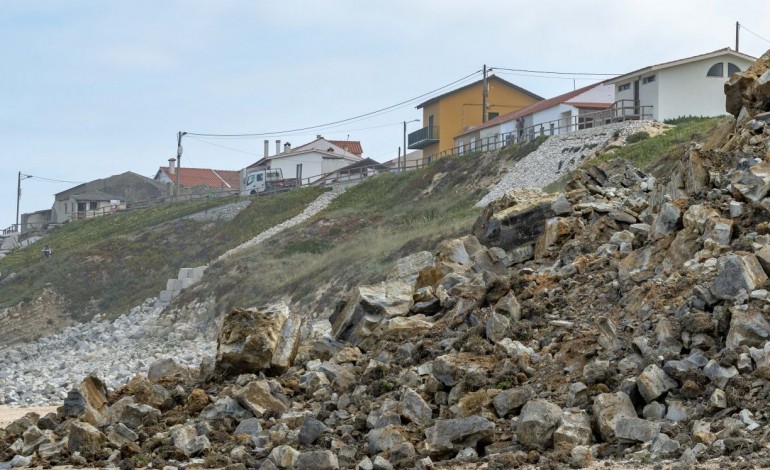 derrocadas-na-praia-de-agua-de-madeiros-assustam-moradores-10301