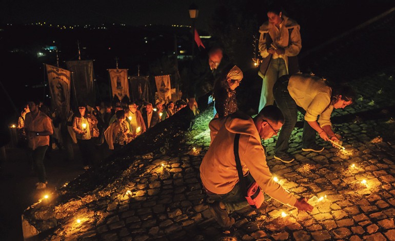 Da procissão iluminada com cascas de caracol, passando pelos muros de pedra e Fátima