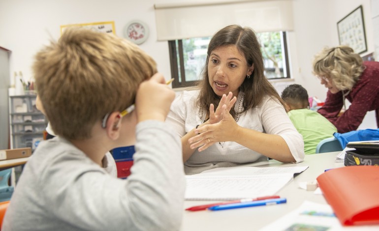 ensino-em-lingua-gestual-destroi-preconceitos-e-garante-futuro-de-criancas-surdas