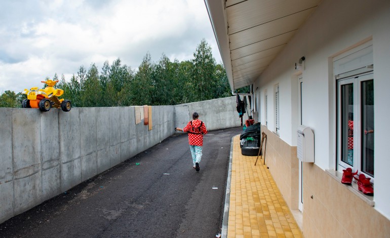 Quem lá vive, não aceita. Câmara diz que o muro estabelece protecção