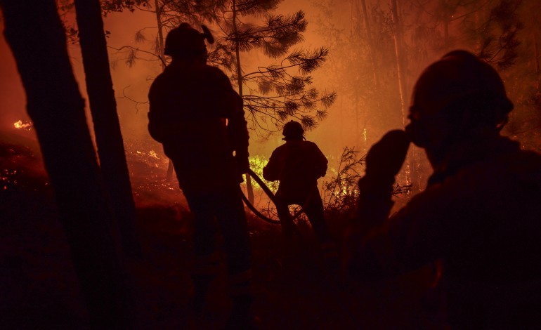 nove-meios-aereos-95-veiculos-terrestres-e-327-operacionais-combatem-incendio-entre-os-concelhos-de-leiria-e-ourem