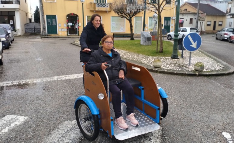 cadeira-inclusiva-une-jovens-e-idosos-da-vieira-na-mesma-direccao