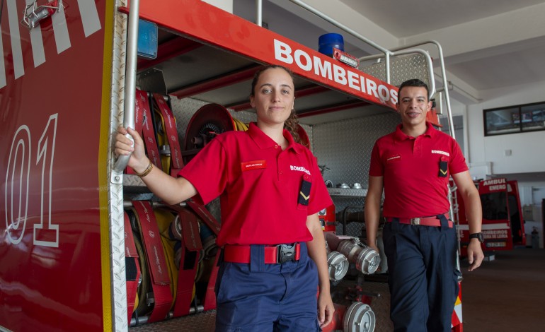 Duarte Confraria é bombeiro de 3.ª. Ana Gil Pinto, Matilde Botas e Guilherme Trigueiro estão a terminar a recruta para entrarem no quadro activo das suas corporações