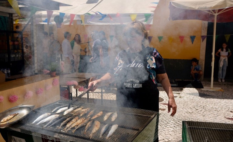 dia-1-da-porta-festival-convida-a-comunidade-a-transformar-a-rua-direita-e-ha-arraial-com-sardinhas-bifanas-e-seitanas