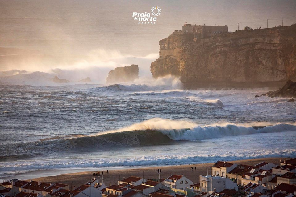 As imagens sempre incríveis de um dia de ondas grandes na Nazaré