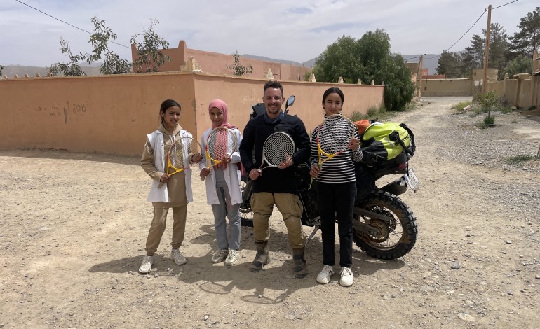 parte-de-moto-para-levar-tenis-a-criancas-de-marrocos-mauritania-e-senegal