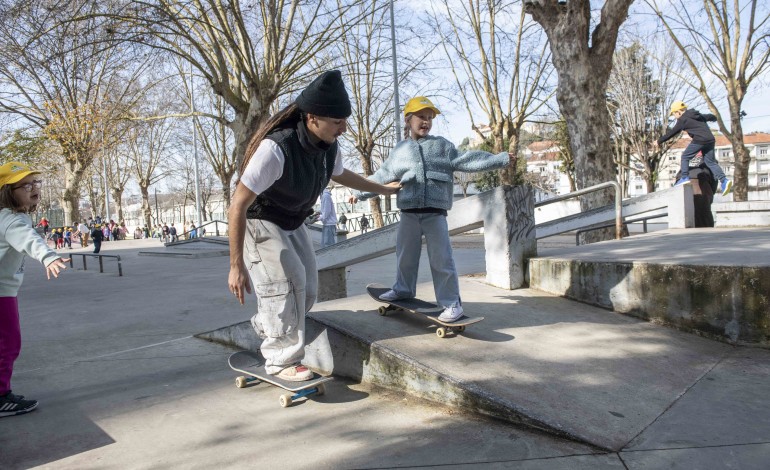 Dezenas de crianças aprenderam as regras básicas do skate e colocaram-nas em prática no Parque do Avião