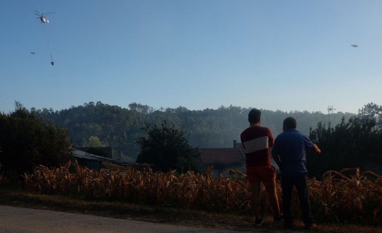 Incêndio chegou a mobilizar mais de uma dezena de meios aéreos durante a tarde