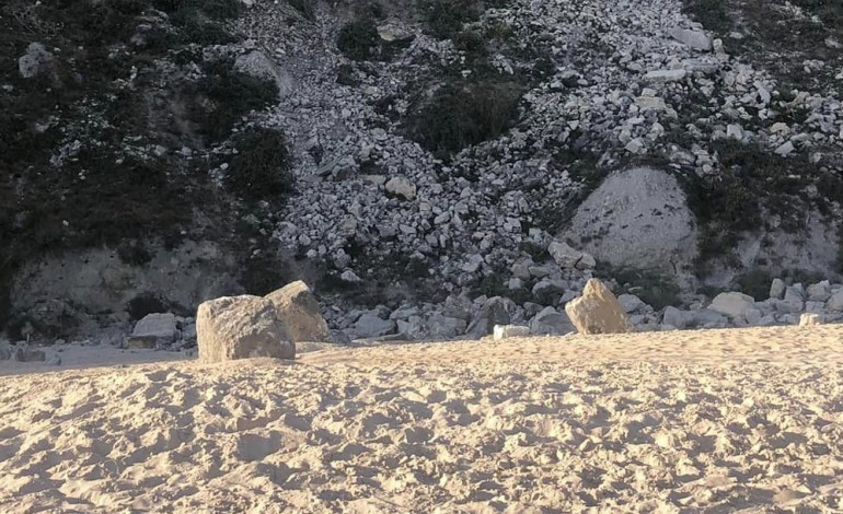 derrocadas-nas-arribas-provocam-queda-de-pedras-na-praia-da-nazare