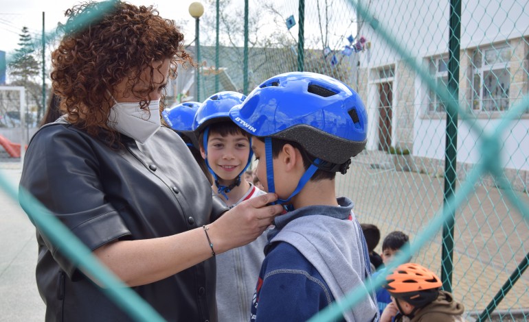 Vasco  Bernardo, Mateus Coelho e Francesca  Fonseca  contam que estão a adorar as novas aulas de bicicleta na escola