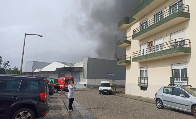 leiria-fogo-em-empresa-de-plasticos-na-gandara-em-resolucao