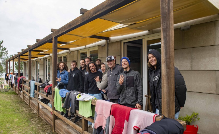 Grupo fica alojado no CAR Surf da Nazaré, onde passa a temporada das ondas gigantes