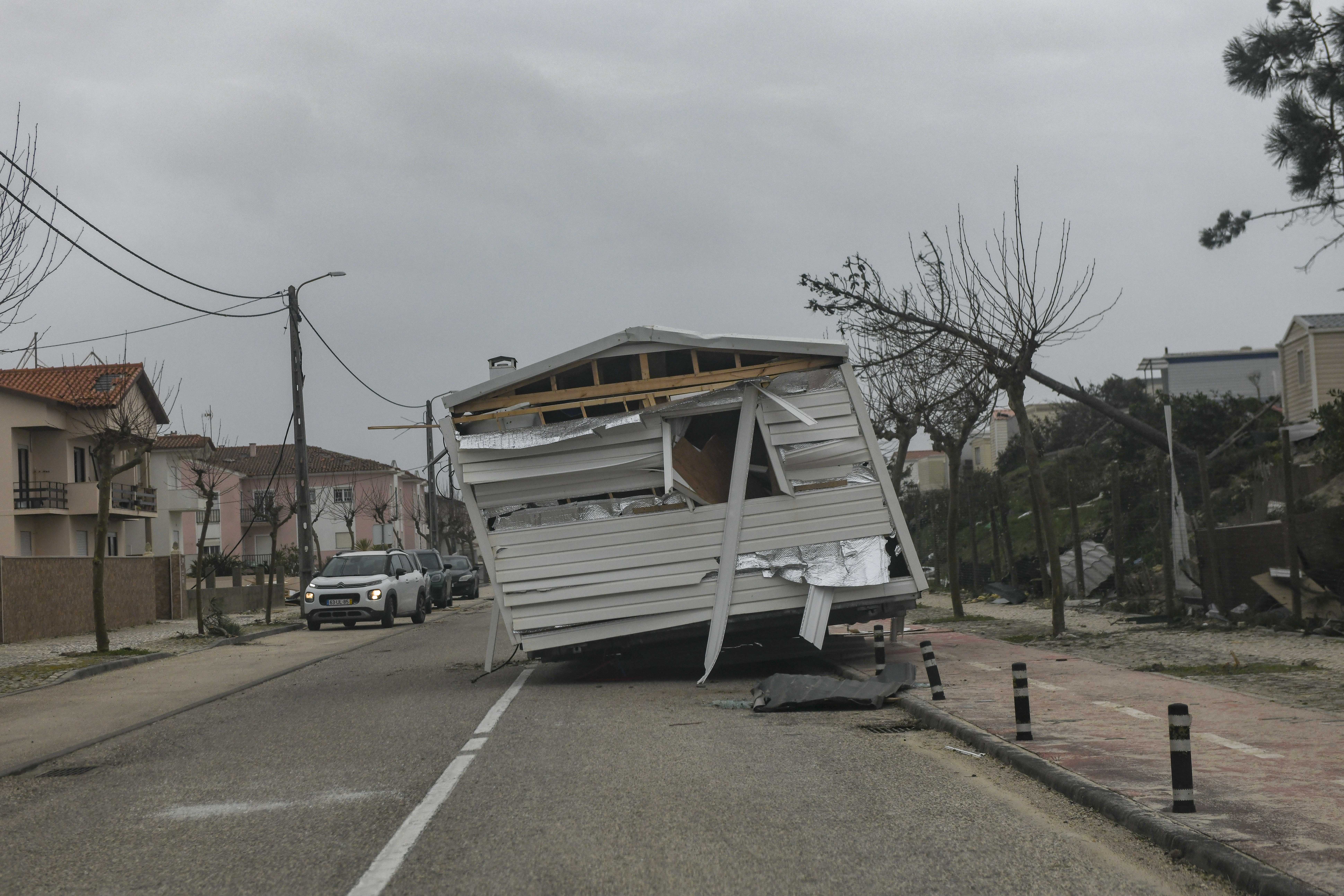 Caos e destruição à passagem da Kristin pela região  Os prejuízos da passagem da depressão Kristin são incalculáveis e a cidade de Leiria poderá demorar um ano a recuperar do “cenário dantesco”, como apelidou Gonçalo Lopes. O presidente da Câmara de Leiria enumerou “danos materiais, sobretudo de fábricas, que ficaram sem coberturas”, “centenas de casas sem coberturas e fachadas, empresas, que tinham acabado de fazer obras e um jardim de infância que desapareceu na Coucinheira, em Amor”. Foram ainda registados estragos nas obras nas escolas D. Dinis e Afonso Lopes Vieira, que têm financiamento do Plano de Recuperação e Resiliência, “onde os andaimes caíram, as coberturas desapareceram e, portanto, em cima de obra” terá de ser realizada nova obra. O terminal rodoviário desabou e terá de mudar de lugar para o estacionamento junto ao Estádio de Leiria, onde também será erguido um centro de logística. Além destes estragos, o autarca sublinhou que a “recuperação da normalidade, irá demorar muitos dias”, advertindo que o “plano de recuperação irá demorar mais de um ano até ser reposta toda a normalidade”.  “Temos de facto um cenário desolador”, desabafou Gonçalo Lopes. Com a voz embargada, Paulo Vicente sublinhou que a Marinha Grande enfrenta um cenário de caos, referindo danos em casas e empresas, encontrando-se sem electricidade, comunicações ou água. “Está um caos, não há memória, nunca houve no concelho da Marinha Grande uma destruição tão grande como esta”, afirmou aos jornalistas, adiantando que “o concelho está isolado do mundo”. “Não temos comunicações, não temos electricidade, não temos água”, acrescentando que os restaurantes e apoios de praia desapareceram na Vieira de Leiria.