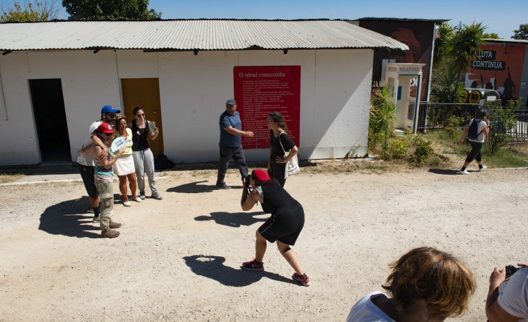 Montagem da Festa do Avante é feita por centenas de voluntários de todo o País