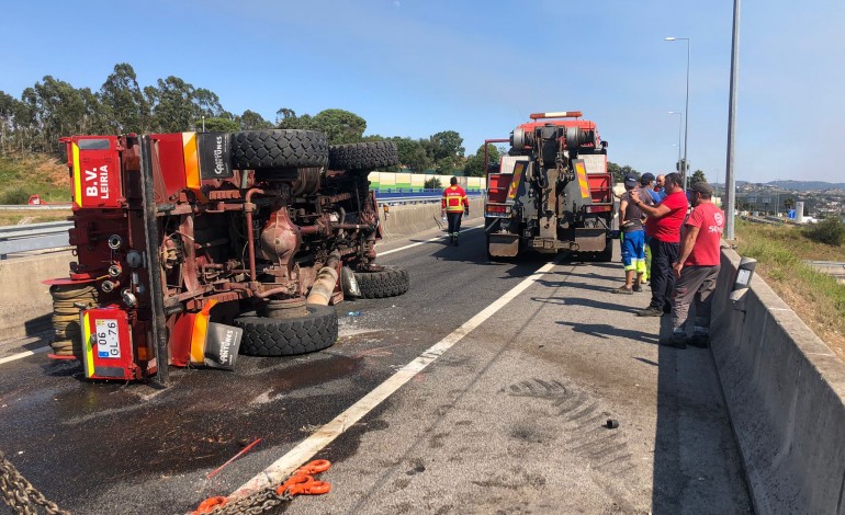 acidente-com-carro-de-bombeiros-faz-tres-feridos