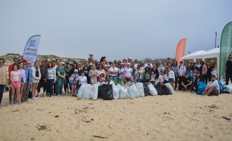 voluntarios-recolhem-347-quilos-de-lixo-da-praia-velha-em-sao-pedro-de-moel