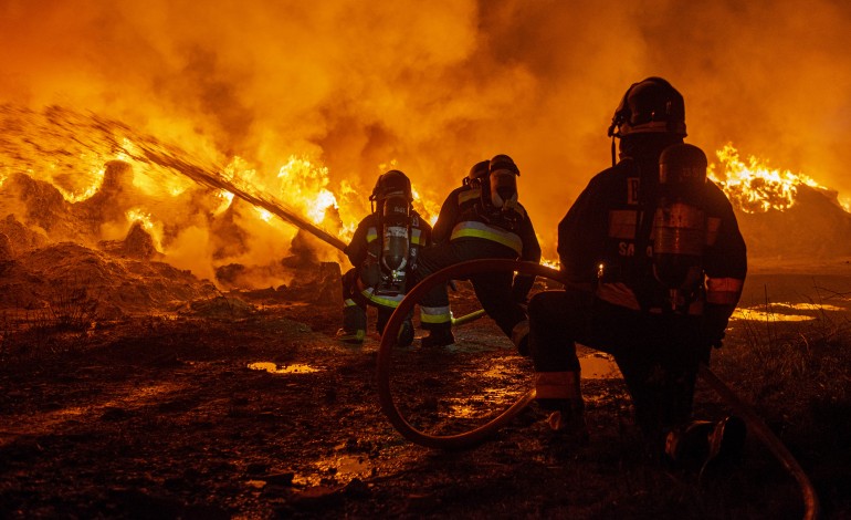 incendio-em-antigo-aviario-na-curvachia-encontra-se-ja-em-fase-de-resolucao