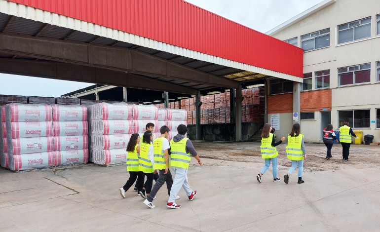 Alunos da Escola Secundária de Pombal ficaram a conhecer como se produz cerâmica para construção sustentável. Jovens visitaram instalações da Preceram, em Pombal