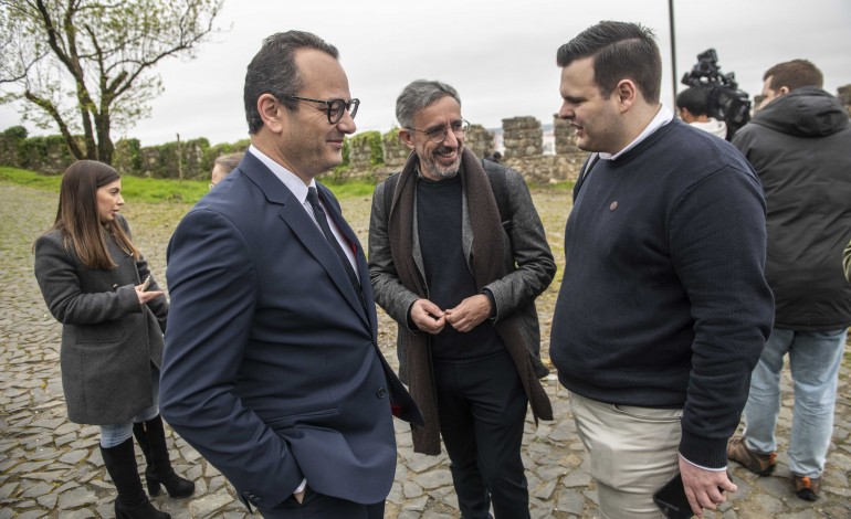 Gonçalo Lopes com o seu chefe de gabinete, João Paulo Silva, e o adjunto Ricardo Abreu